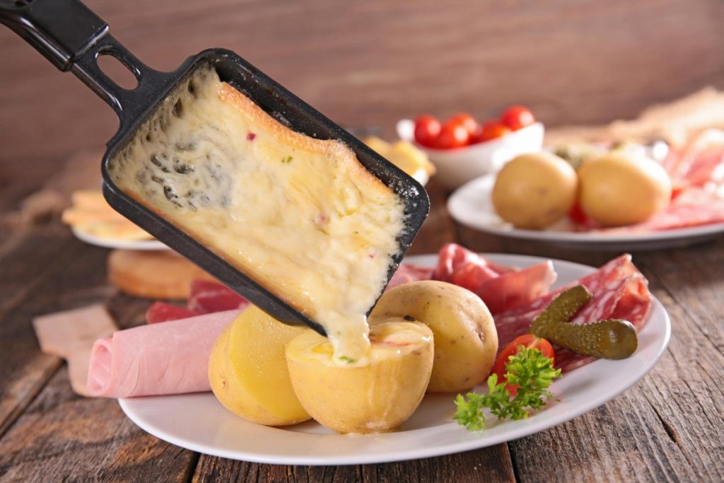 Quel Vin Choisir Pour Une Raclette Réussie Le Mag Conso 